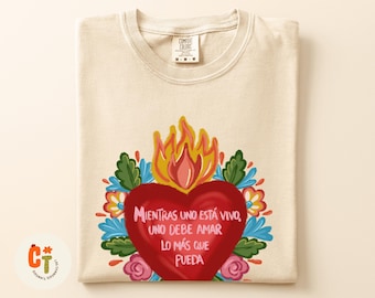 Koszulka Mientras Uno Está Vivo Sacred Heart – Comfort Colors Koszulka z hiszpańskim wyrażeniem – Amando Lo Más Que Pueda – Koszulka Latina Folk Art