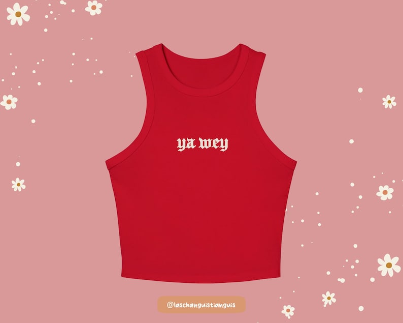 K&ouml;nnte beinhalten: Ein rotes Crop-Top mit dem wei&szlig;en Text "ya wey" mittig auf der Vorderseite. Das Top ist &auml;rmellos mit rundem Ausschnitt. Der Hintergrund ist hellrosa mit wei&szlig;en Blumen- und Punktakzenten.