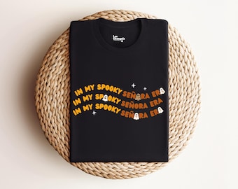 Shirt of ronde hals In My Spooky Señora Era - Halloween-graphic T-shirt met geesten en pan Dulce - Latina herfstkleding