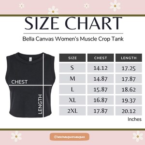 K&ouml;nnte beinhalten: Schwarzes Bella Canvas Damen Muscle Crop Tank Top mit Gr&ouml;&szlig;entabelle. Die Tabelle listet Brust- und L&auml;ngenma&szlig;e in Zoll f&uuml;r die Gr&ouml;&szlig;en S, M, L, XL und 2XL auf. Das Tanktop ist &auml;rmellos.
