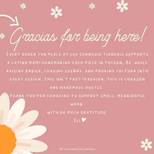 K&ouml;nnte beinhalten: Eine rosa Karte mit wei&szlig;en G&auml;nsebl&uuml;mchen-Illustrationen und dem Text "Gracias for being here!". Die Karte dr&uuml;ckt Dankbarkeit f&uuml;r die Unterst&uuml;tzung einer lateinamerikanischen Kunsthandwerkerin in Tucson, AZ, aus.
