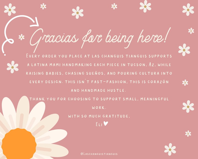 K&ouml;nnte beinhalten: Eine rosa Karte mit wei&szlig;en G&auml;nsebl&uuml;mchen-Illustrationen und dem Text "Gracias for being here!". Die Karte dr&uuml;ckt Dankbarkeit f&uuml;r die Unterst&uuml;tzung einer lateinamerikanischen Kunsthandwerkerin in Tucson, AZ, aus.
