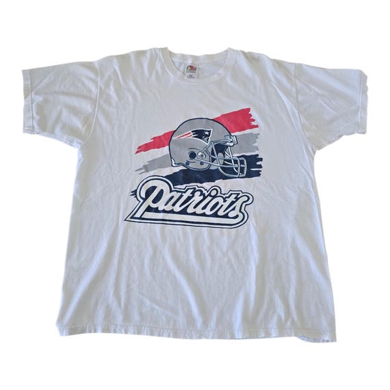 Vintage 2000s Y2K New England Patriots Graphic T-shirt.