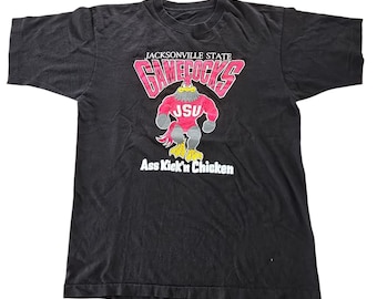 Vintage t-shirt med grafisk design från Jacksonville State Gamecocks maskot från 1990-talet.