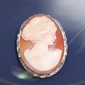 Antica Spilla Cammeo Pendente su Conchiglia montatura in Argento 800 con Marcasiti. Dea o Signora, timbrato 800, anni '20.