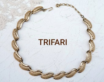 TRIFARI 1960s Vintage Necklace Leaf Design Gold Plated Trifarium Signed Trifari