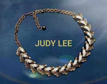 JUDY LEE Gesigneerde Vintage Leaf Design Choker ketting in goudkleur met parelmoer wit email