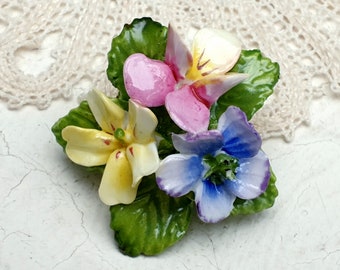 Broche bouquet de fleurs vintage en porcelaine fine. Fabriqué en Angleterre.
