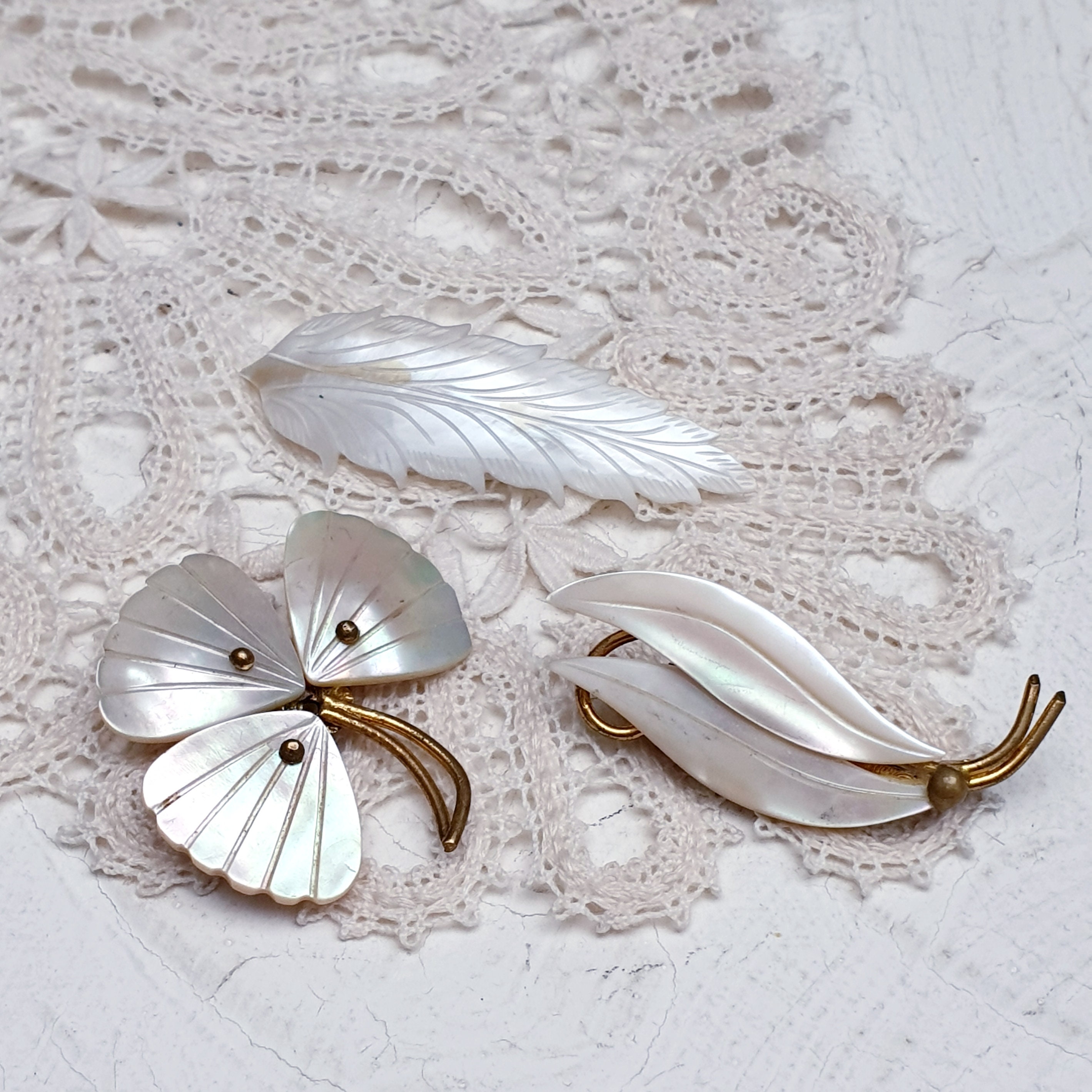 Broche Vintage En Forme De Feuille En Nacre Véritable – Bijou Ancien, Occasion, Matière Naturelle