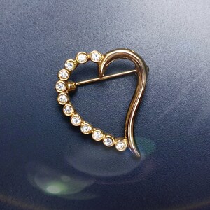 Lovely Vintage Heart Brooch in Gold tone Metal with Clear Rhinestones.