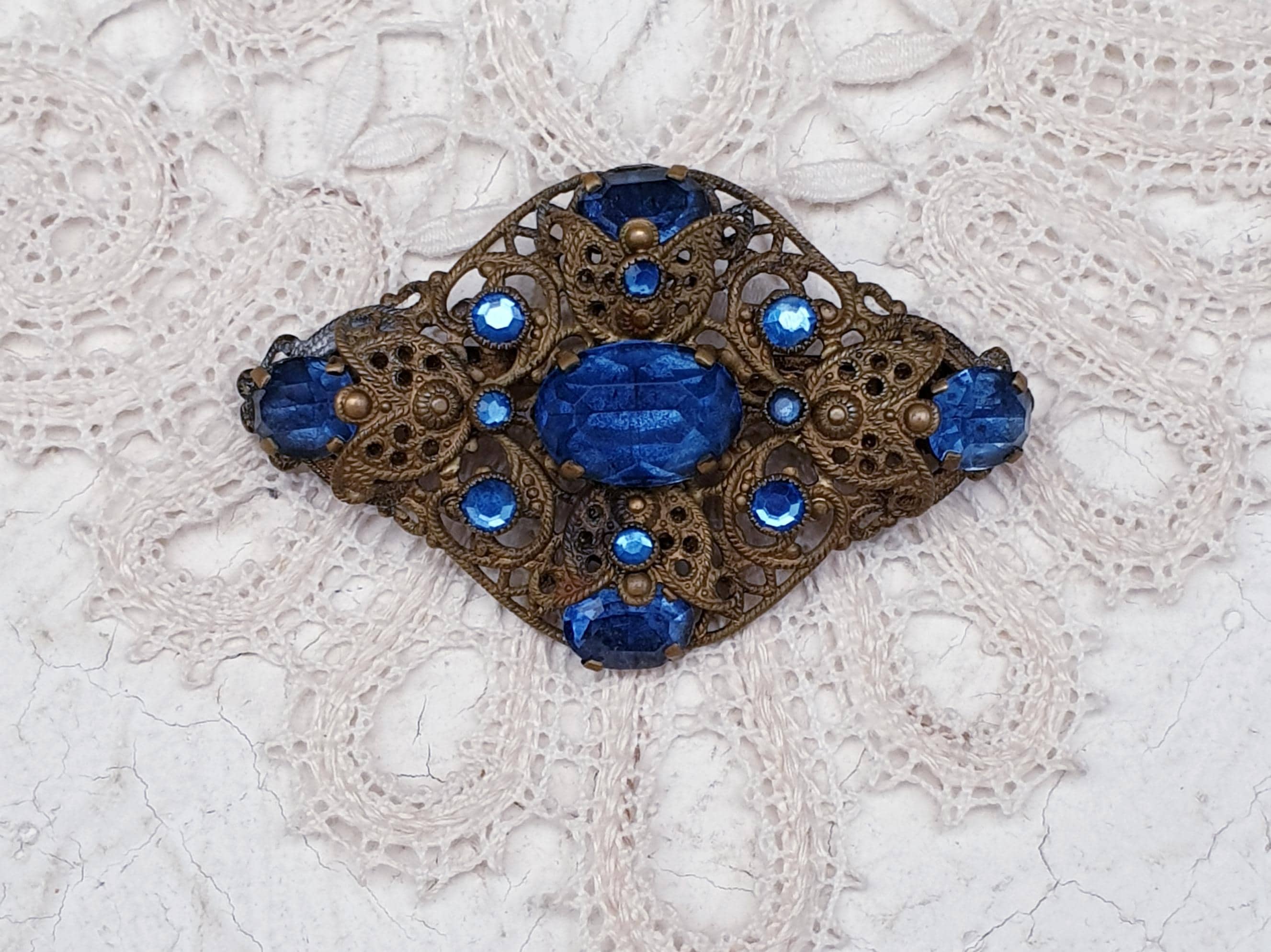 Broche Art Déco En Cristal Tchèque Bleu Sur Filigrane Laiton - Vintage En Bel État - Occasion