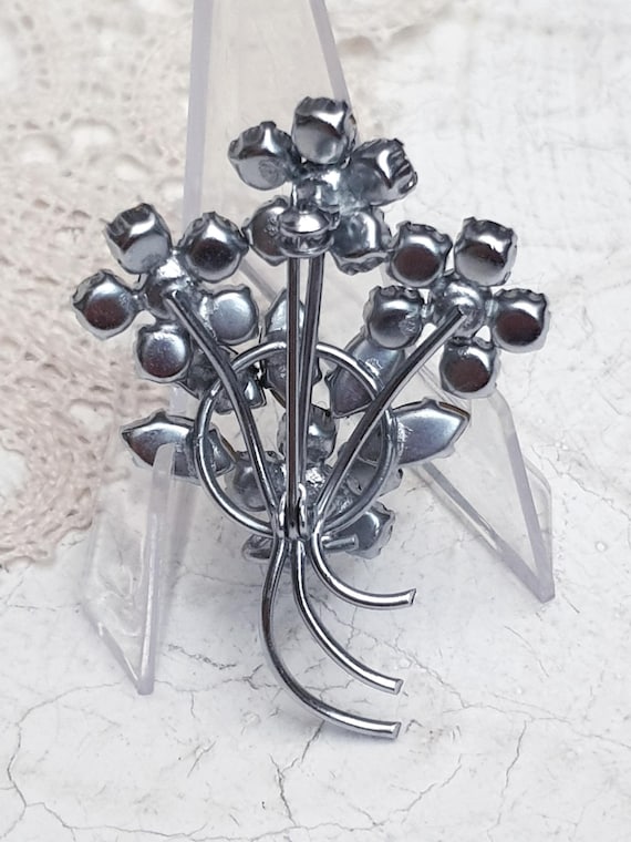 Ancienne Broche En metal Art Déco Nouveau créateur Fleurs Ancienne Broche En metal Art Déco Nouveau créateur Fleurs