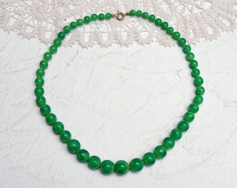 Vintage halsband med jadegrönt marmorerat Pekingglas, individuellt knutet och graderade pärlor.