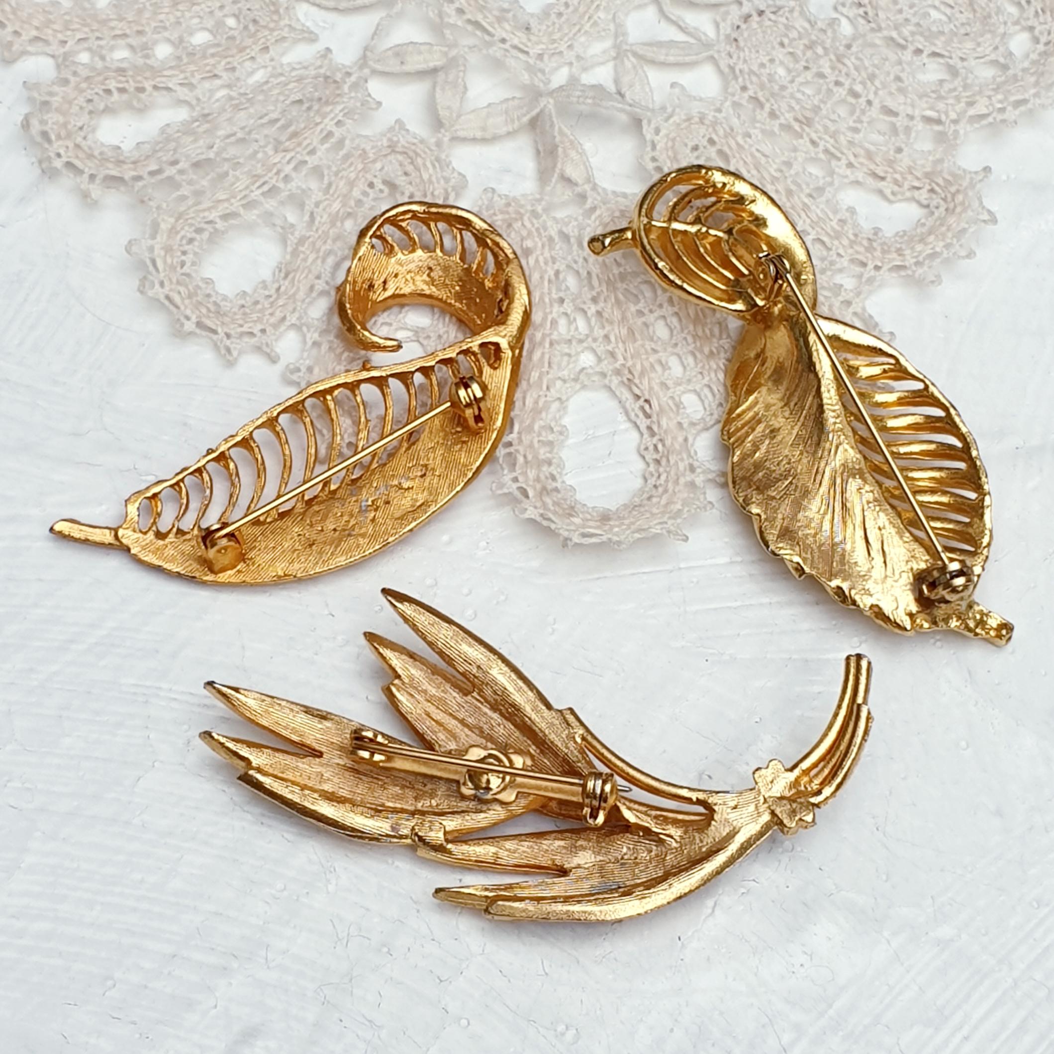 Lot De 3 Broches Vintage : Plumes, Feuille, Fleur, Couleur Or Avec Perles - Modèle B3208