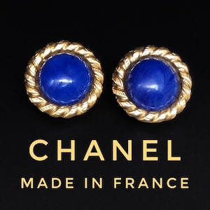CHANEL Authentic Vintage Gold Plated Large Round Clip-on Earrings with Marbled Blue Cabochons. Signed CHANEL Made in France. Stamped 2368.