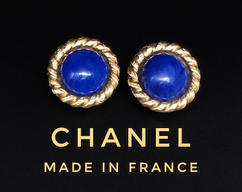 Auténticos pendientes vintage de clip redondos grandes de CHANEL con baño de oro y cabujones azules jaspeados. Firmados por CHANEL. Hechos en Francia. Sello 2368.