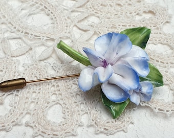Broche à fleurs vintage en porcelaine fine. Fait en angleterre. Fabriqué à la main, peint à la main.