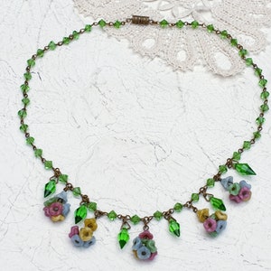Art-Deco-Antik Grün facettierte Glas Doppelkegel und mehrfarbige Blumen Perlen Halskette. 