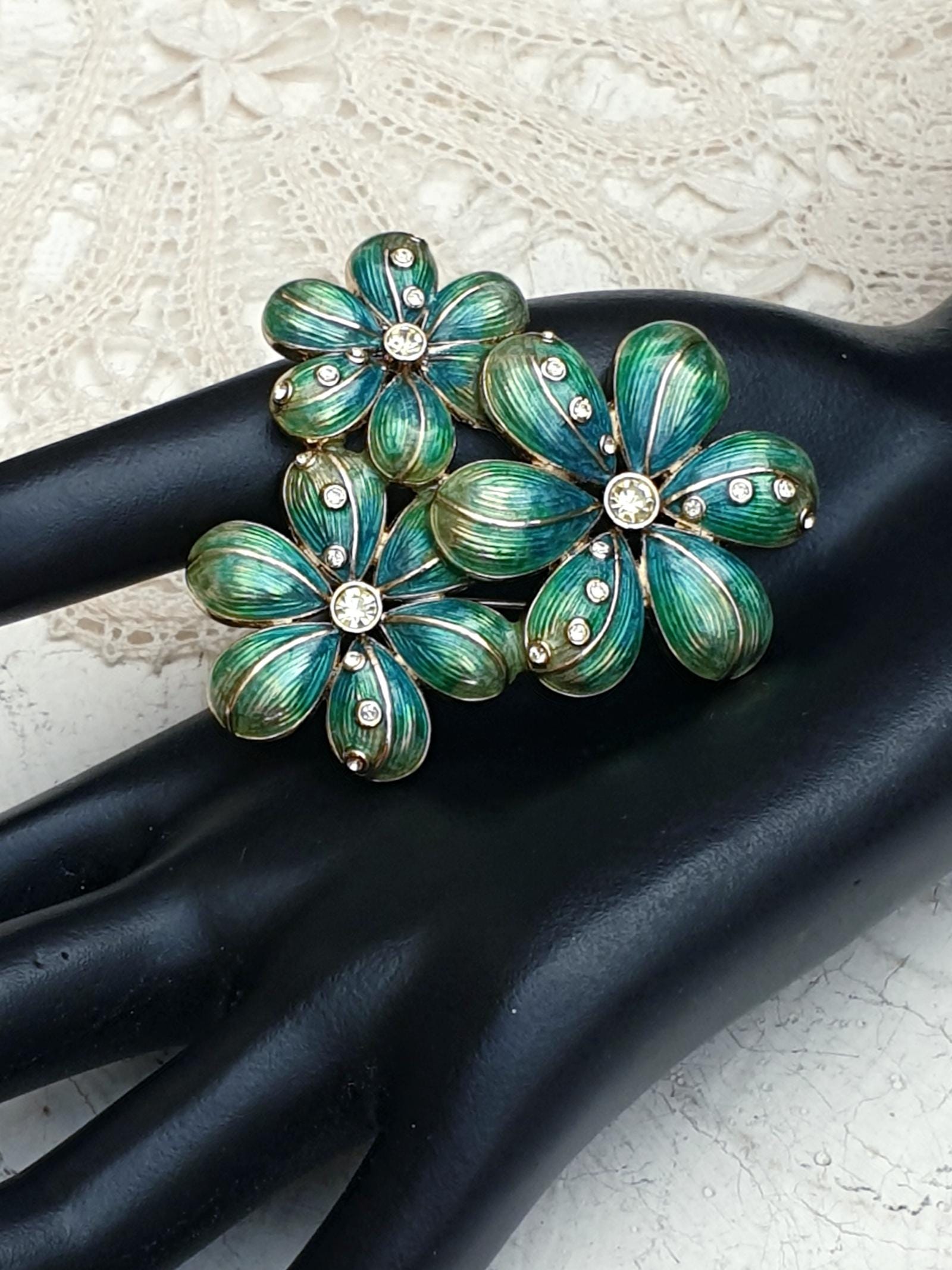 MONET RARE Vintage Brooch in the Shape of Three Flowers Gold