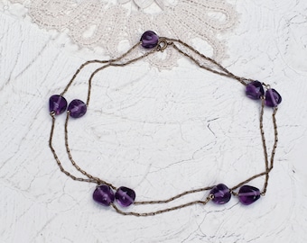 Naszyjnik w stylu Art Deco Antique Cain z ametystowymi szklanymi koralikami.