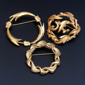 Three Vintage Large Gold tone Wreath Brooches. Vintage Jewelry Lot