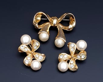 Vintage Schleifen Brosche und passende goldfarbene Ohrclips mit Kunstperlen und klaren Strasssteinen.  Vintage Schmuck Lot