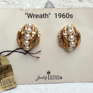 CROWN TRIFARI "Wreath" orecchini a clip vintage anni '60 in Trifanium placcato oro con perle finte. Mai usati con etichetta e cartellino originali.
