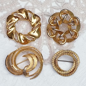 Four Vintage Gold tone Wreath Brooches. Vintage Jewelry Lot