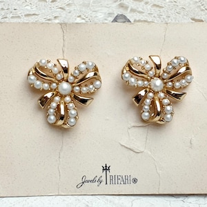 CROWN TRFARI 1960s Vintage Bogenförmige Ohrclips aus vergoldetem Trifanium mit künstlichen Perlen. Unbenutzt auf Original Karte.