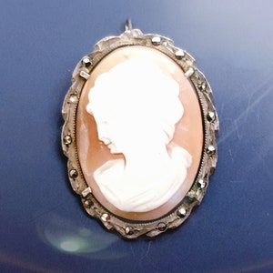 Antica Spilla Cammeo Pendente su Conchiglia montatura in Argento 800 con Marcasiti. Dea o Signora, timbrato 800, anni '20.