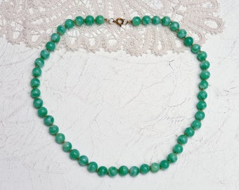 Halsband med vintagepärlor i jadegrönt marmor i Peking-glas.
