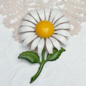 Prachtige vintage extra grote madeliefje broche met wit, groen en geel email. Vintage bloemenbroche uit de jaren 60