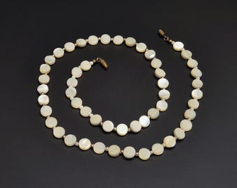 Elegant Vintage Mother-of-pearl Beaded Necklace.