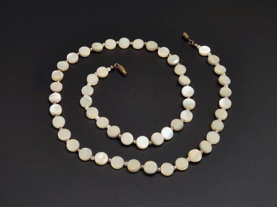 Elegant Vintage Mother-of-pearl Beaded Necklace.