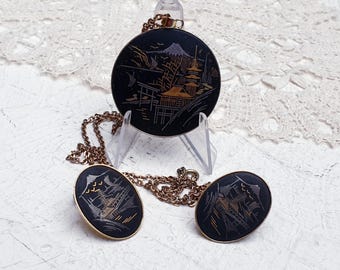 Amita Japanse damasceen shakudo vintage parure, 24-karaats goud en sterlingzilver inlegwerk. Set met hangerketting en schroefoorbellen.