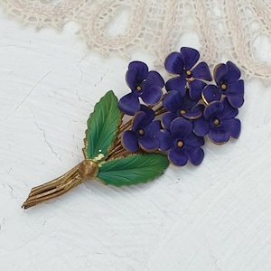 Schöne österreichische Vintage Veilchen Blumenstrauß Brosche aus goldfarbenem Metall mit lila und grüner Emaille.