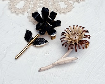 Zwei Vintage Blumen Broschen aus Emaille.  1960er Jahre Vintage Schmuck Konvolut.