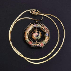 Stunning Vintage Cloisonne Enamel Pendant Necklace, Gold Plated with Movable Central Part.