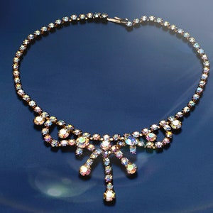 Statement Choker mit AB ( Aurora Borealis ) Strasssteinen im Krappenset. Mitte des Jahrhunderts 1960er Jahre.