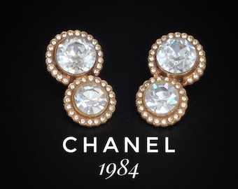 Auténticos pendientes de clip CHANEL de 1984, vintage, únicos y de pasarela, chapados en oro con grandes piedras de cristal. Firmados por CHANEL 1984.