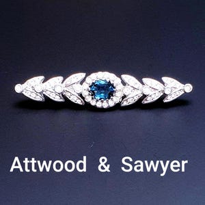Seltene Attwood and Sawyer Vintage Bar Brosche. Rhodium überzogen mit Saphir-Blau-Kristallstein und Diamant-Paste. Signiert A&S