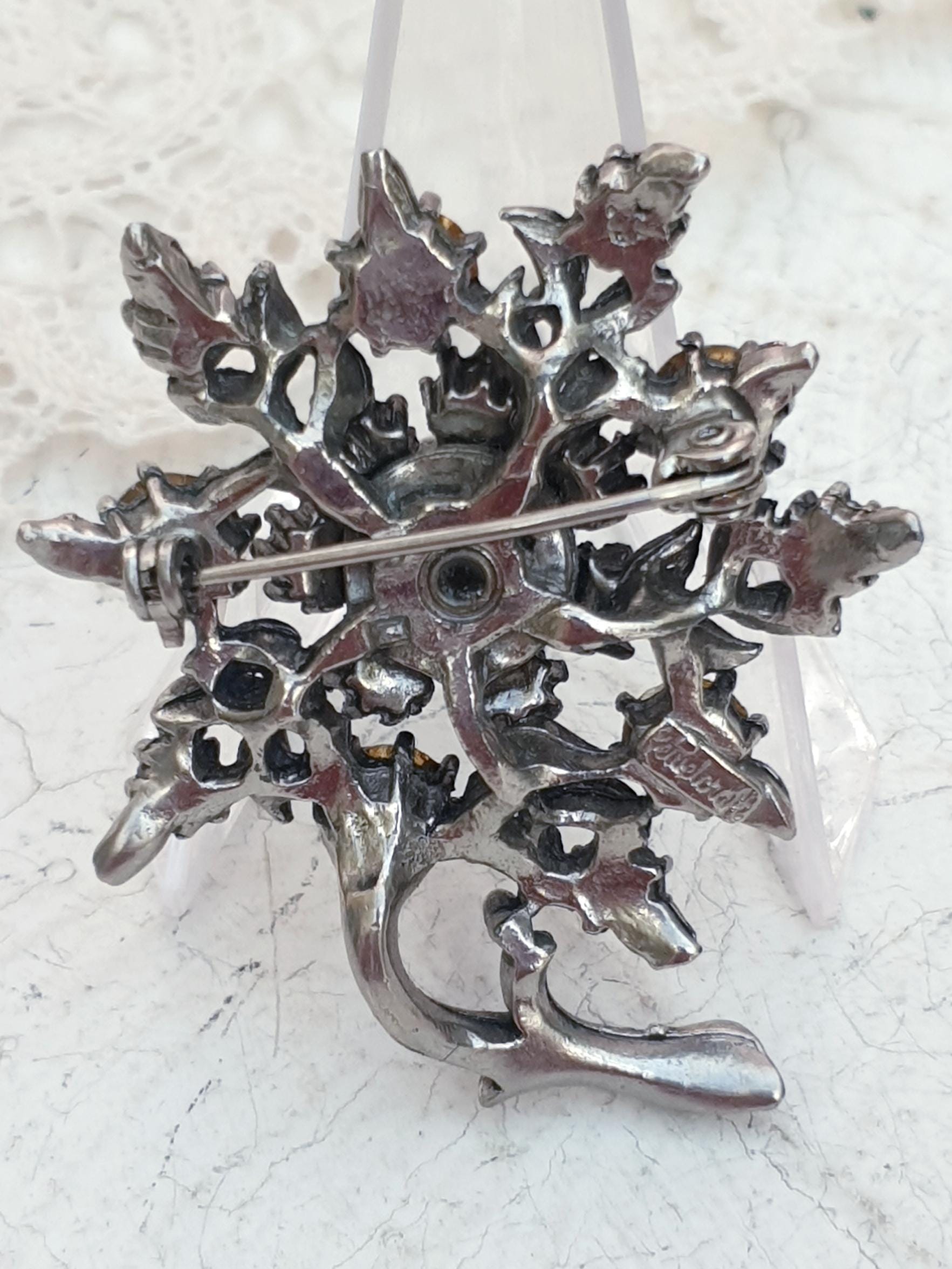 Broche Vintage Coro 2567 Fleur Gravée En Relief Couleur Argent - Ancien Bijou, Très Bon état