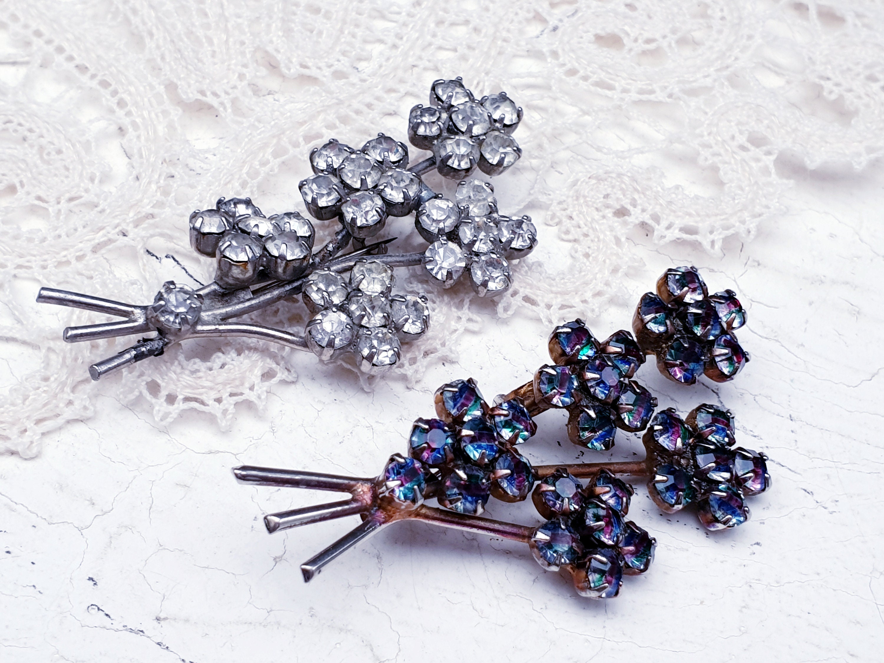 Broche Ancienne En Forme De Bouquet De Fleurs Avec Strass Irisés - Manque Un Strass