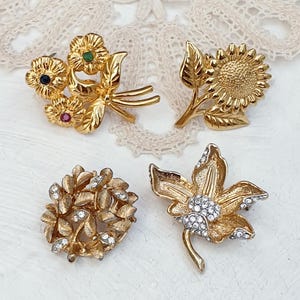 Four Vintage Small Floral Brooches in Gold tone with Rhinestones. Vintage Jewelry Lot.