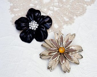 Zwei Vintage Blumen Broschen aus Emaille.  1960er Jahre Vintage Schmuck Konvolut.