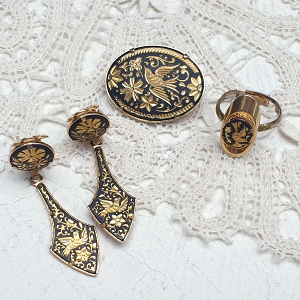 Vintage Damascene Toledo Gold Inlay Jewelry Set. Brooch, Matching Clip-on Earrings and Adjustable Ring. 1950s