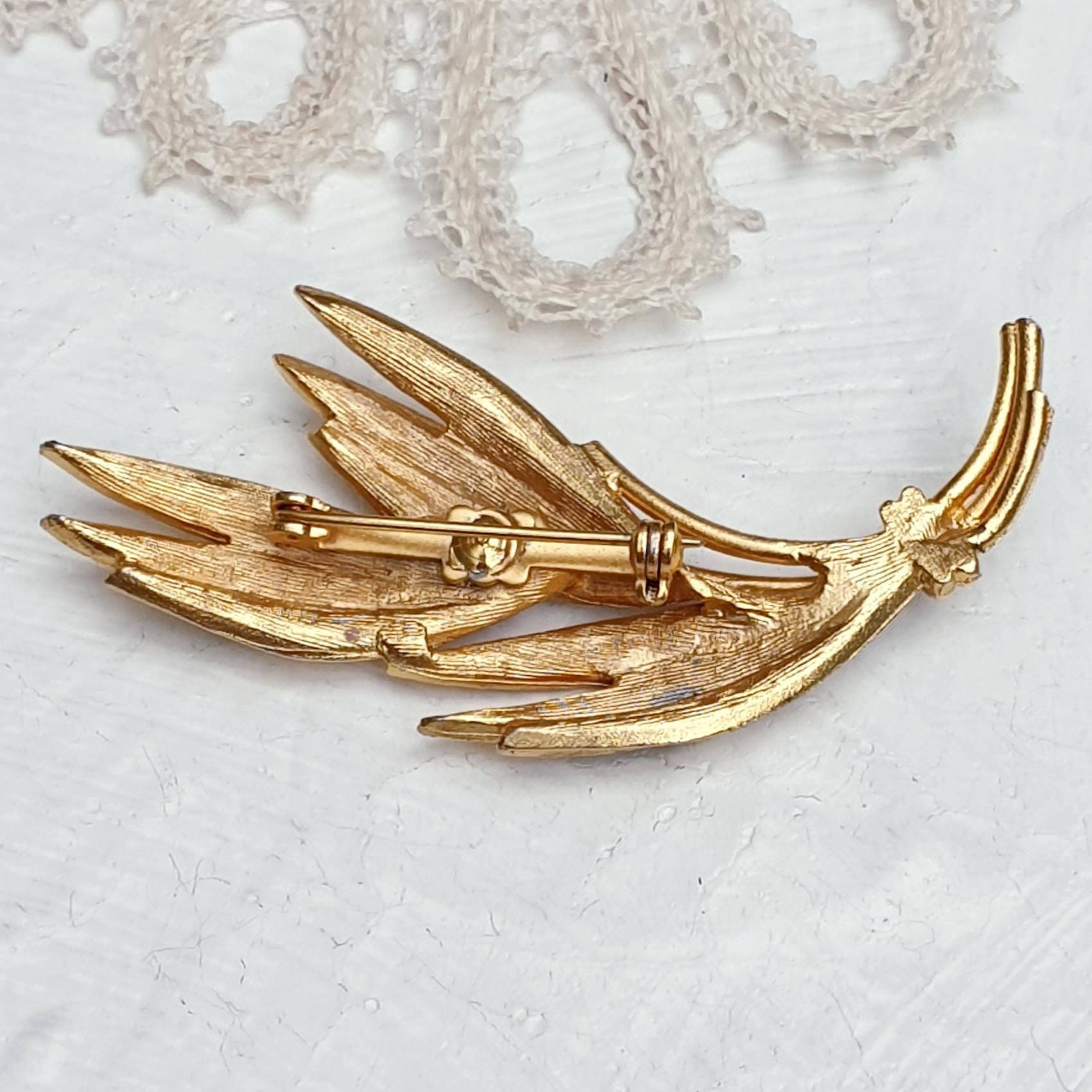 Lot De 3 Broches Vintage - Motifs Plume, Feuille Et Fleur, Couleur Or Avec Perles - Réf B3208