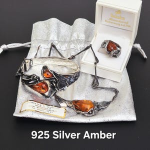 Puede incluir: Una taza de cerámica blanca con un asa negra y el texto "But First, Coffee" en negro, en negrita. La taza está sobre una superficie blanca.