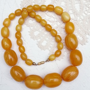 Art Deco Bakelite Butterscotch Marbled Beads Graduated  Beaded Necklace 87 grams, 62 cm ( 24,5 inches). Tested.