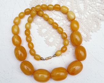 Art deco bakeliet butterscotch gemarmerde kralen ketting met schaalverdeling 87 gram, 62 cm (24,5 inch). Getest.